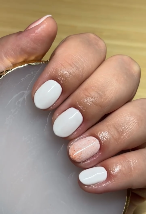 Manucure blanche avec détail nacré